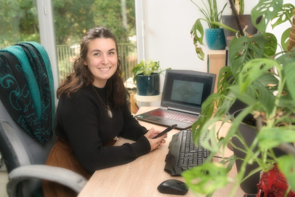 Aurélie de Trame Verte à son bureau, entourée de plantes