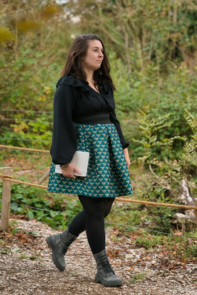 Aurélie de Trame Verte, en train de marcher dans un bois avec un calepin à la main