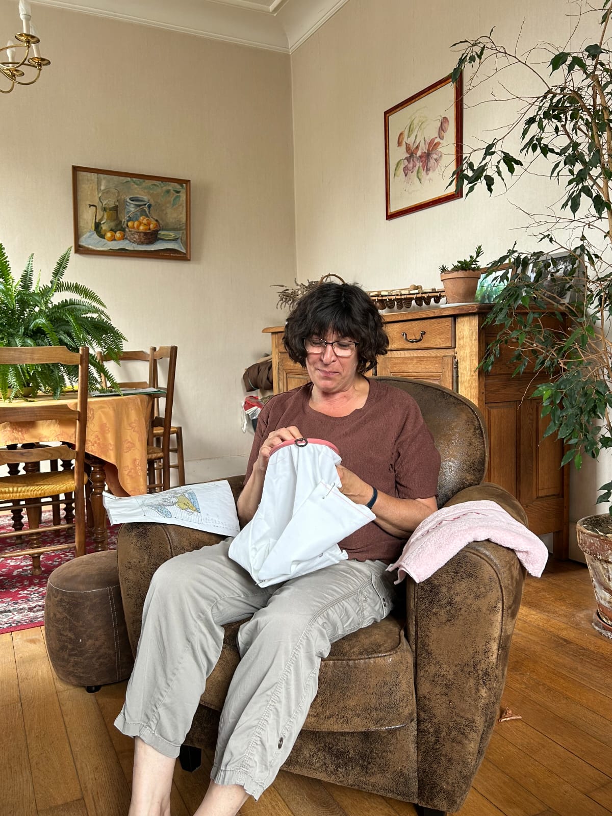 Créatrice entrain de broder dans son fauteuil